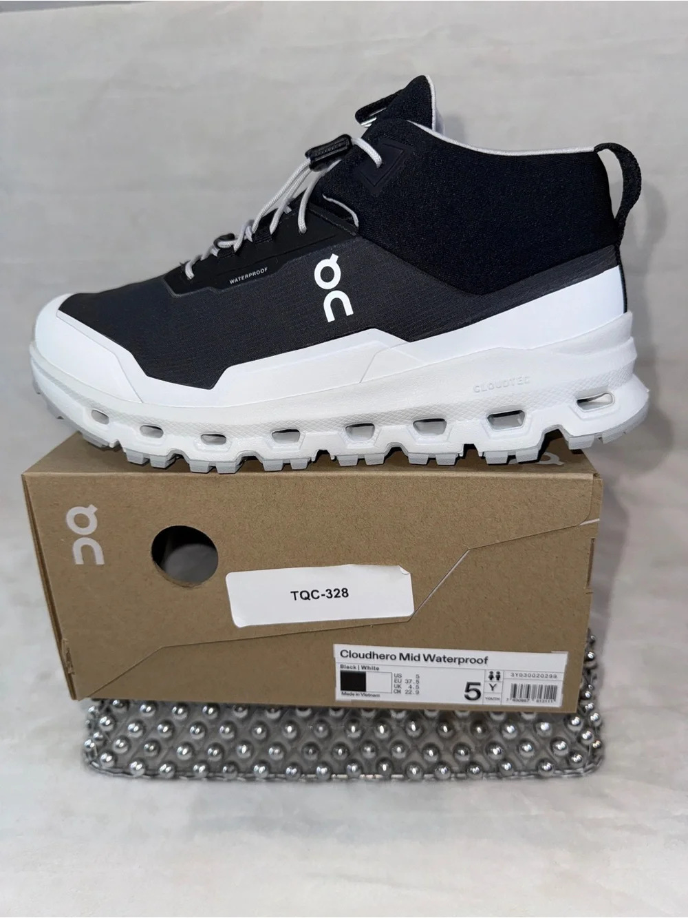 On Clouds hero Mid Waterproof Black White Sz Youth 5/Women 6.5 3YD30020299 🖤🤍